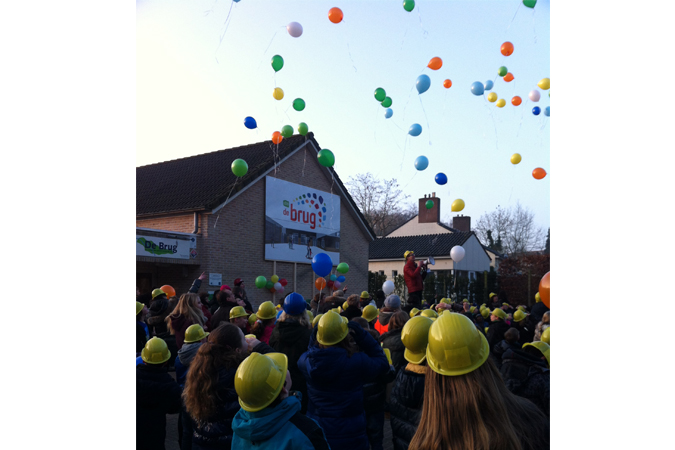 onthulling nieuw logo van de school 